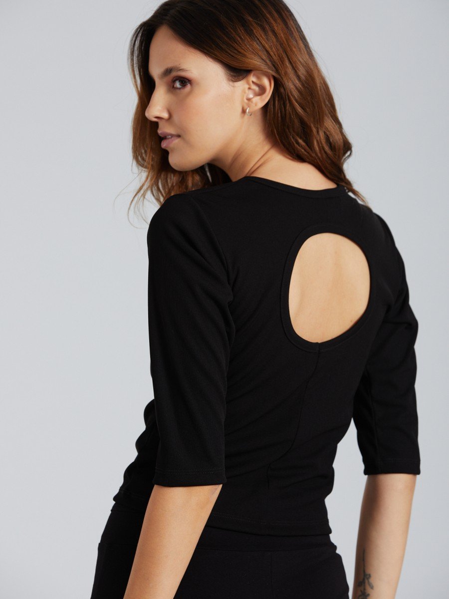 REMERA CON AGUJERO EN ESPALDA 