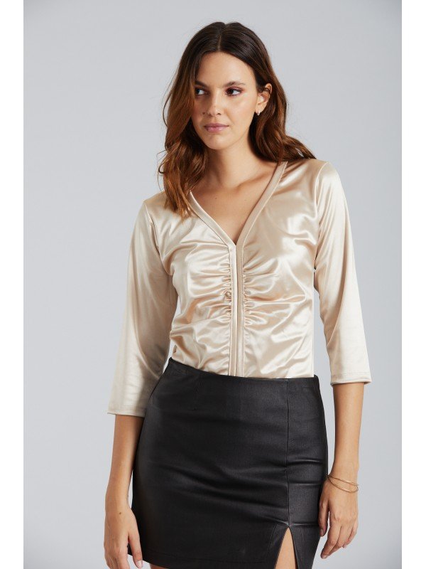 REMERA CON FRUNCE 
