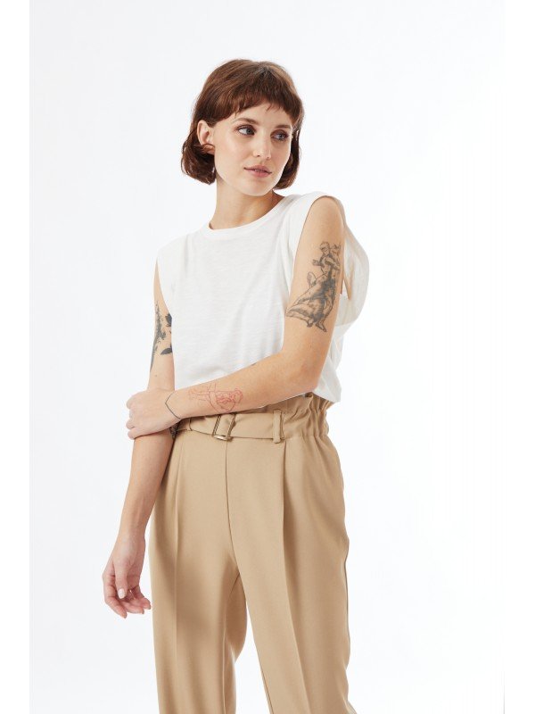 PANTALON CON CINTO Y HEBILLA
