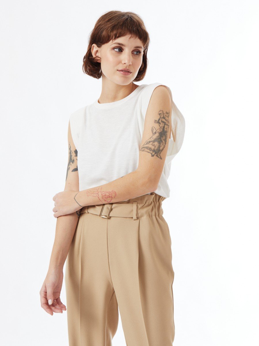 PANTALON CON CINTO Y HEBILLA