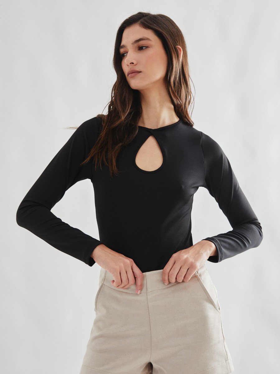 REMERA CON ABERTURA 