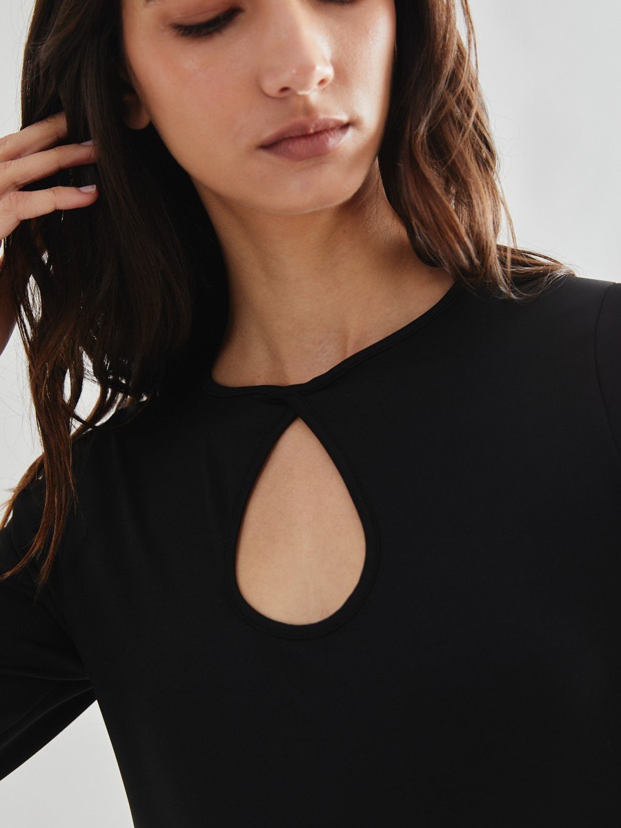 REMERA CON ABERTURA 