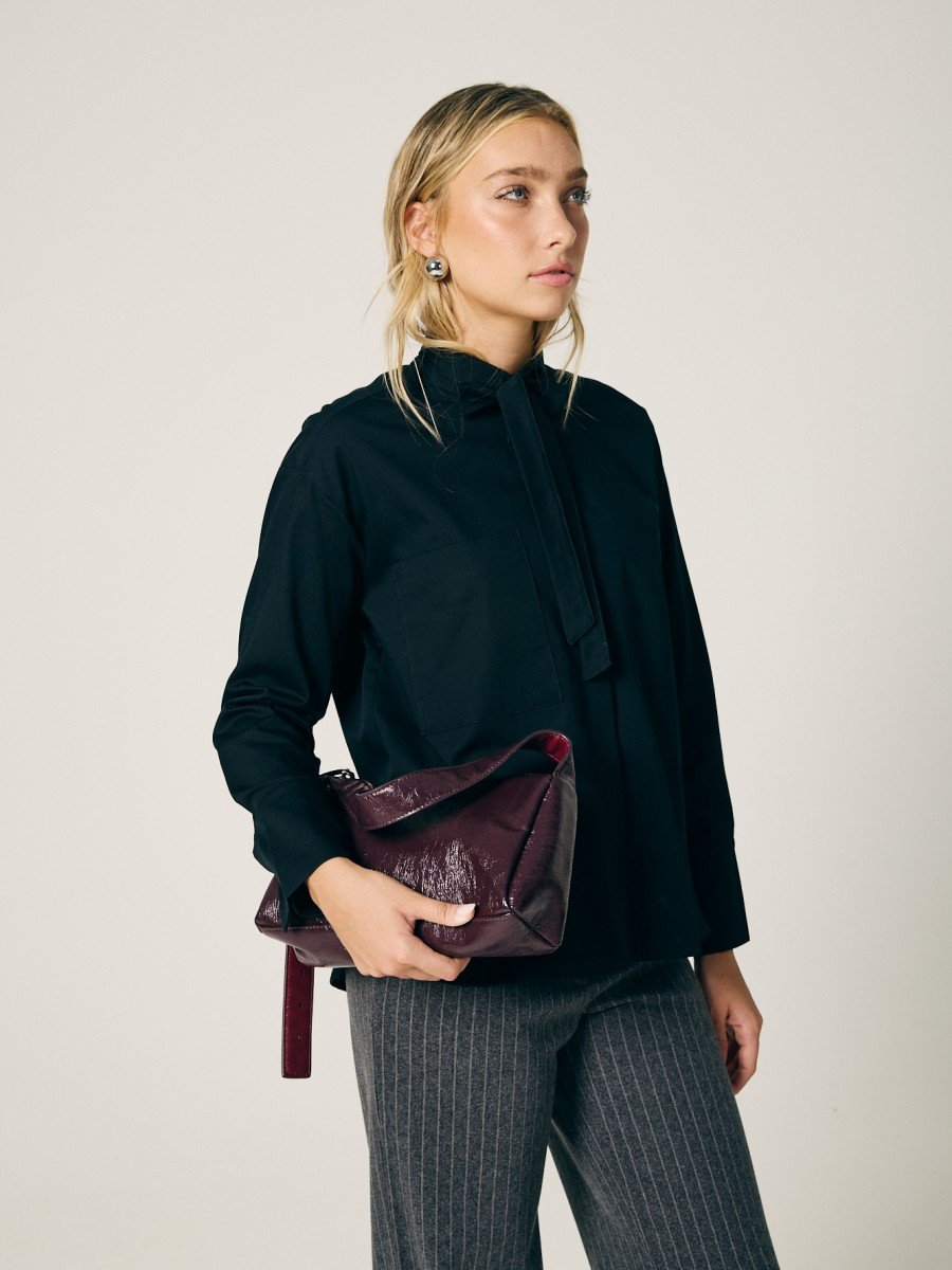 CAMISA CON TIRA EN CUELLO