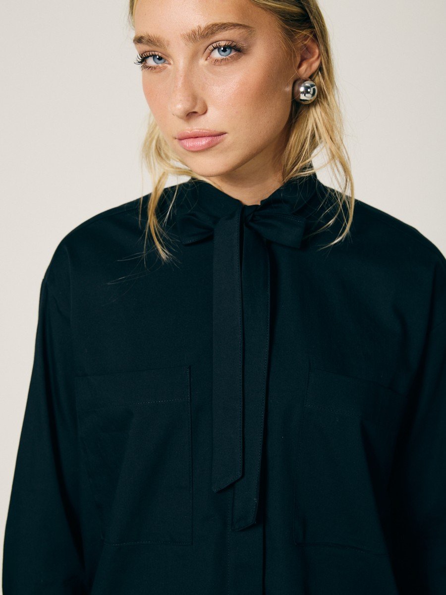 CAMISA CON TIRA EN CUELLO