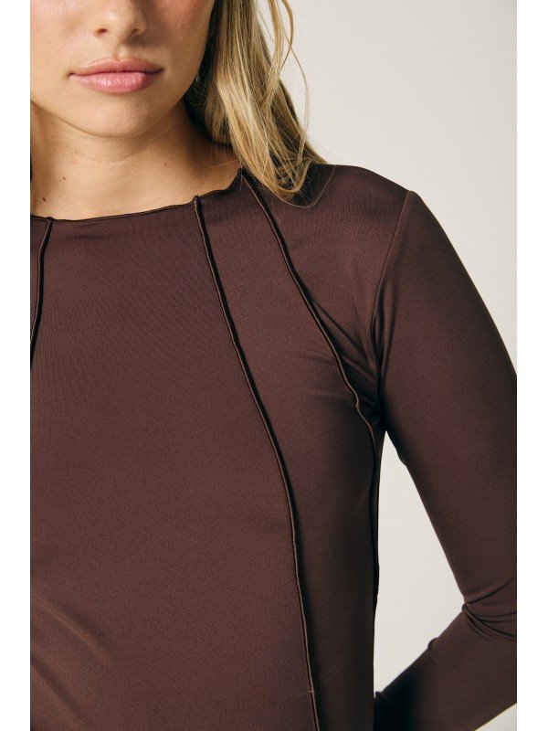 REMERA CON RULOTE DIAGONAL