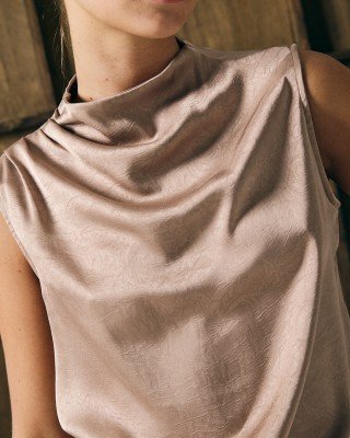 BLUSA CON TABLAS EN HOMBRO