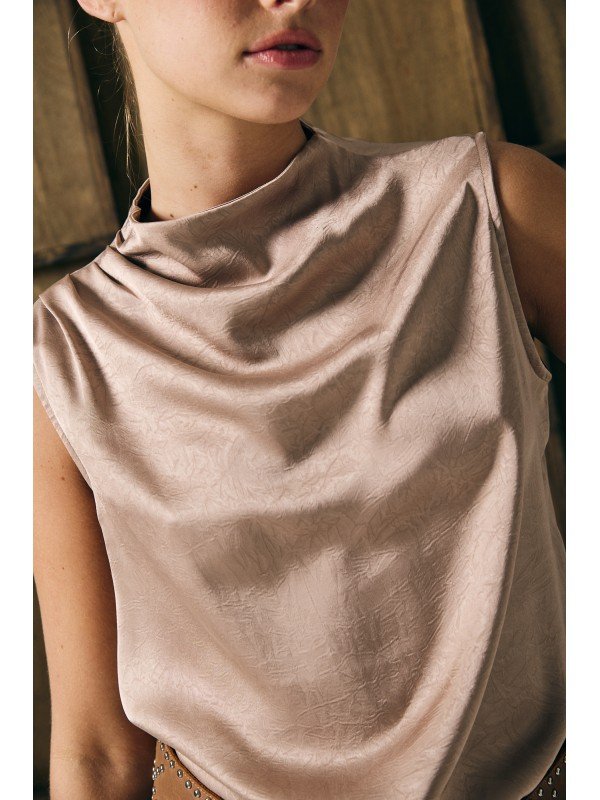 BLUSA CON TABLAS EN HOMBRO