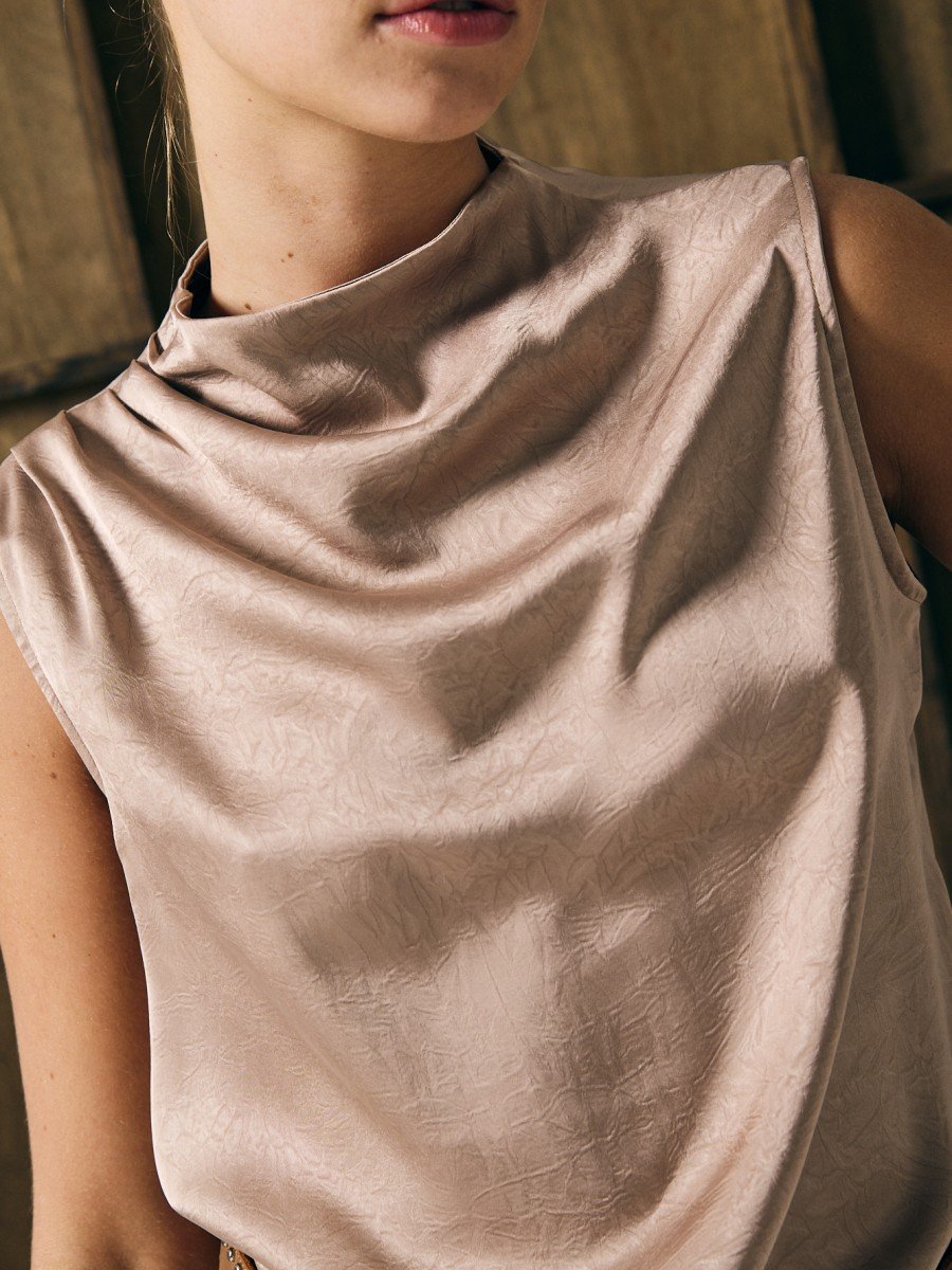 BLUSA CON TABLAS EN HOMBRO