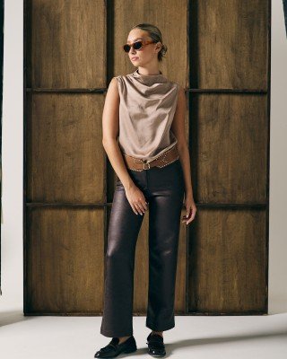 BLUSA CON TABLAS EN HOMBRO