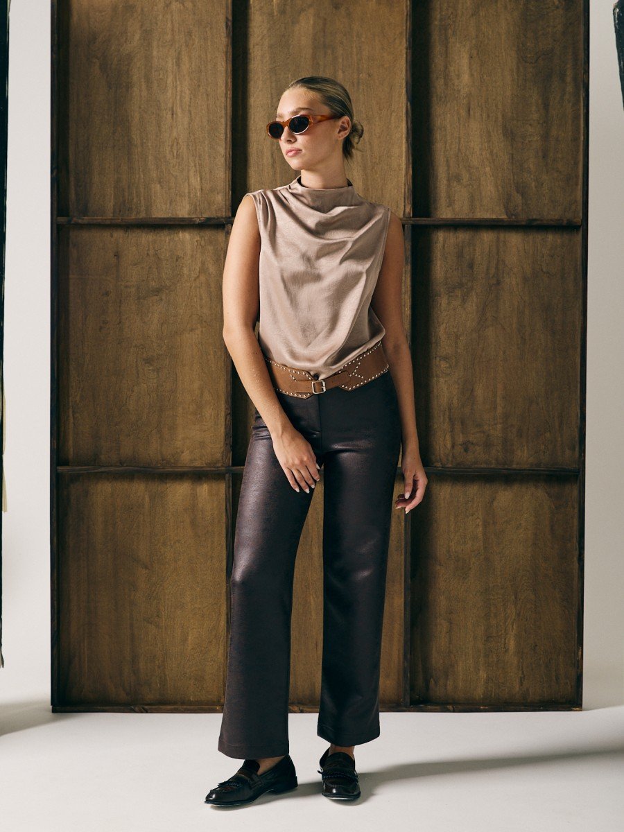 BLUSA CON TABLAS EN HOMBRO