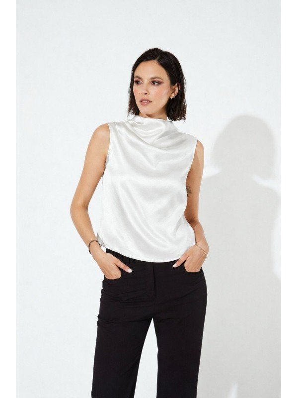 BLUSA CON TABLAS EN HOMBRO