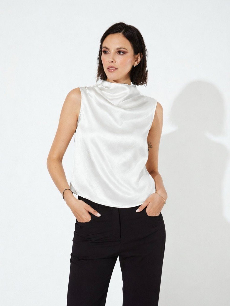 BLUSA CON TABLAS EN HOMBRO