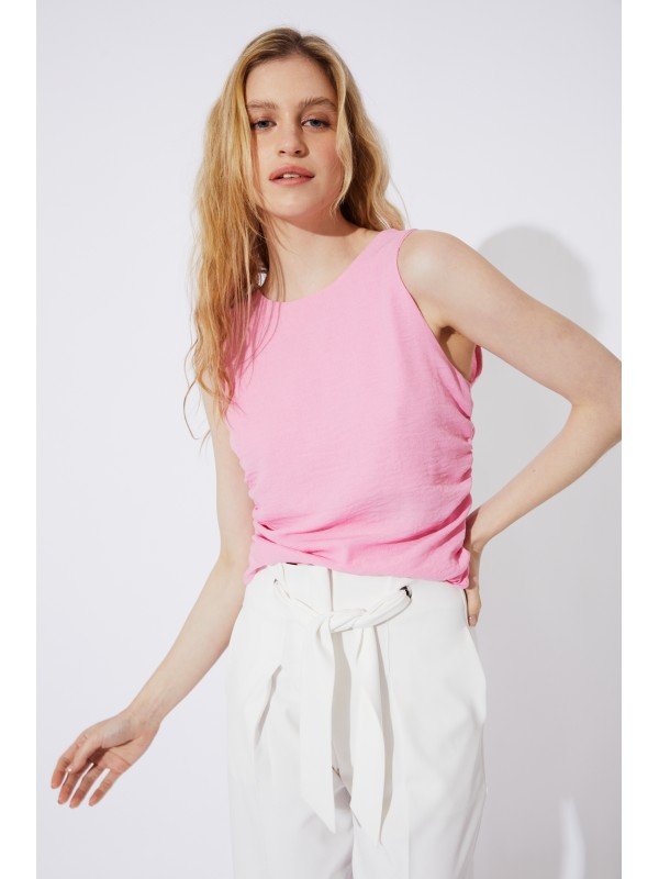 BLUSA CON ABERTURA ATRAS