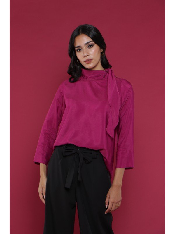 BLUSA DE SEDA CON LAZO AL CUELLO