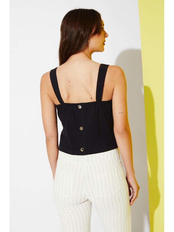 BLUSA BRETELES Y BROCHES