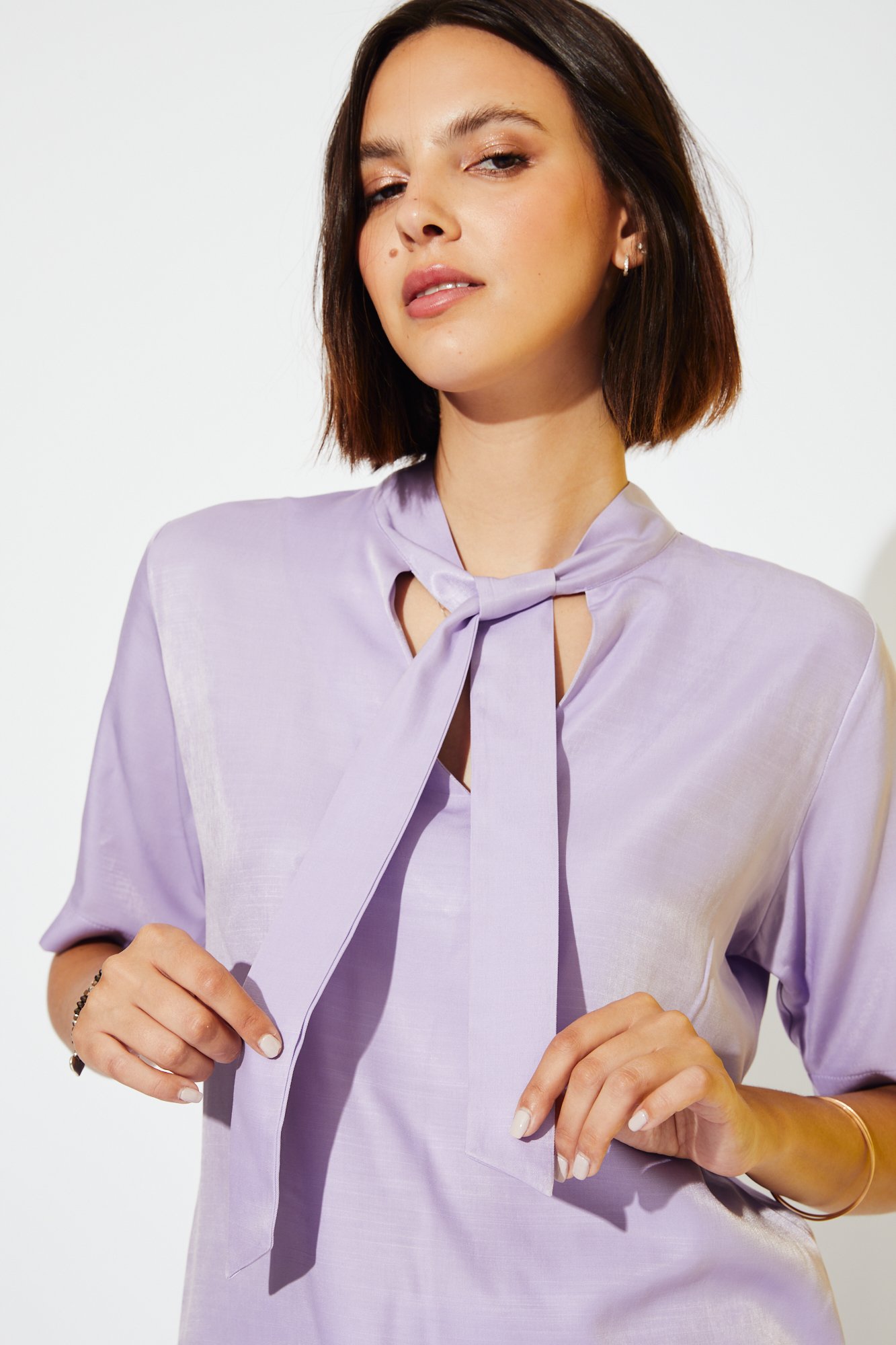 BLUSA DE SEDA MANGA CORTA CON LAZO EN CUELLO