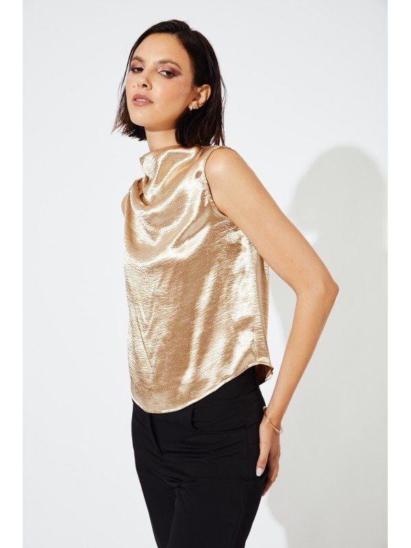 BLUSA CON TABLAS EN HOMBRO