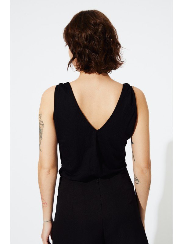 REMERA CON NUDOS
