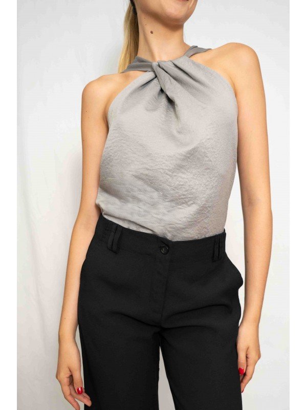 BLUSA ESCOTE CON TABLAS