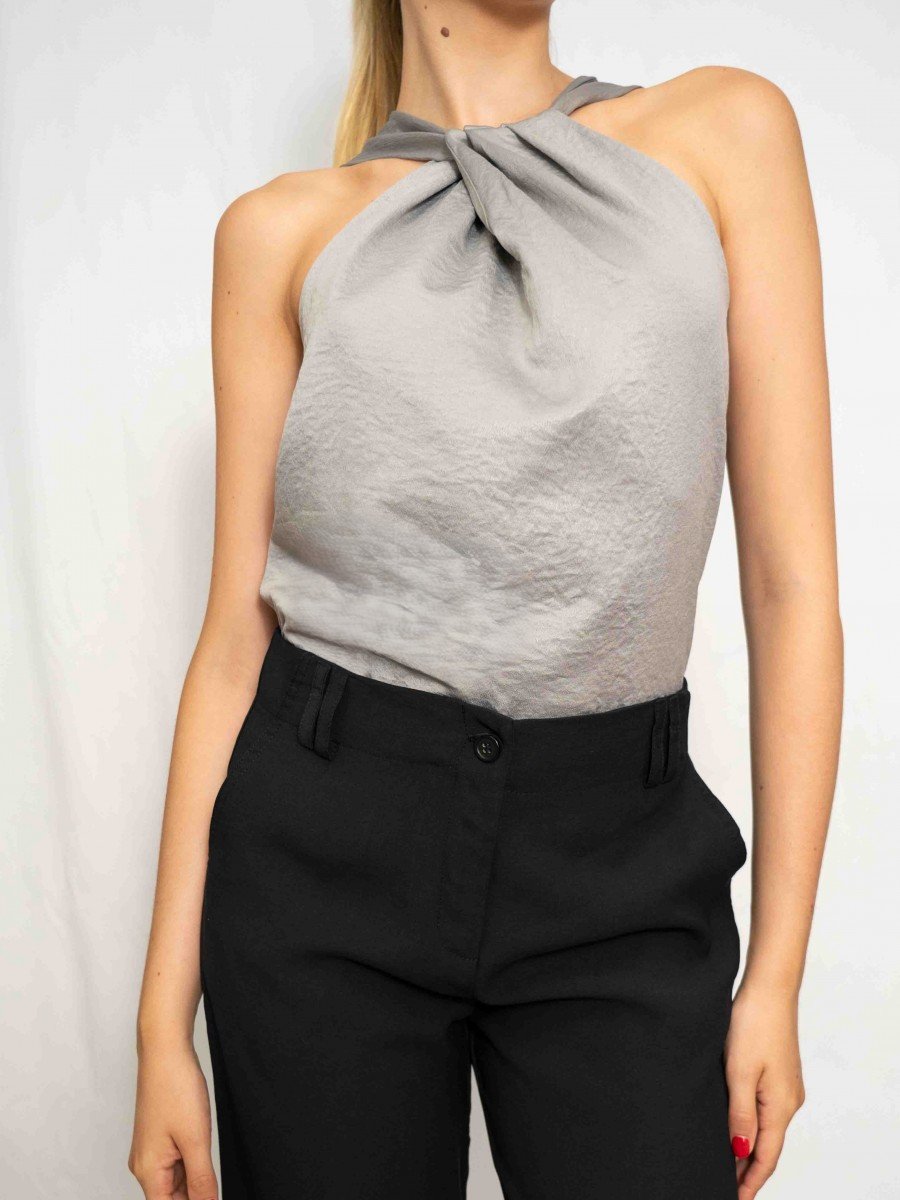BLUSA ESCOTE CON TABLAS