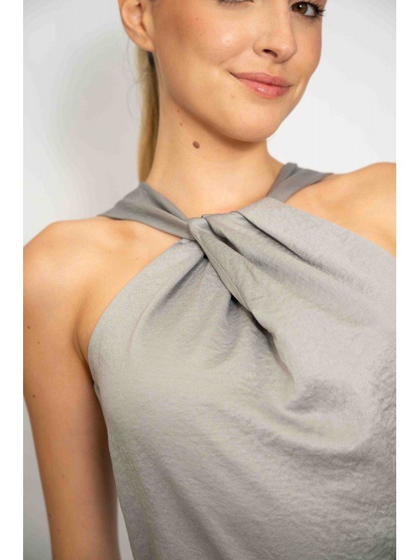 BLUSA ESCOTE CON TABLAS