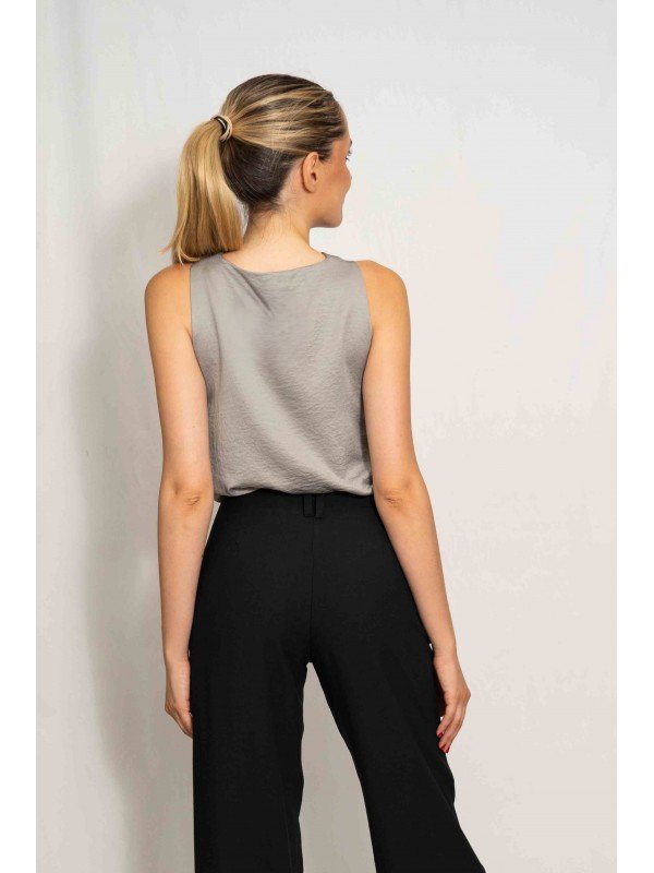 BLUSA ESCOTE CON TABLAS