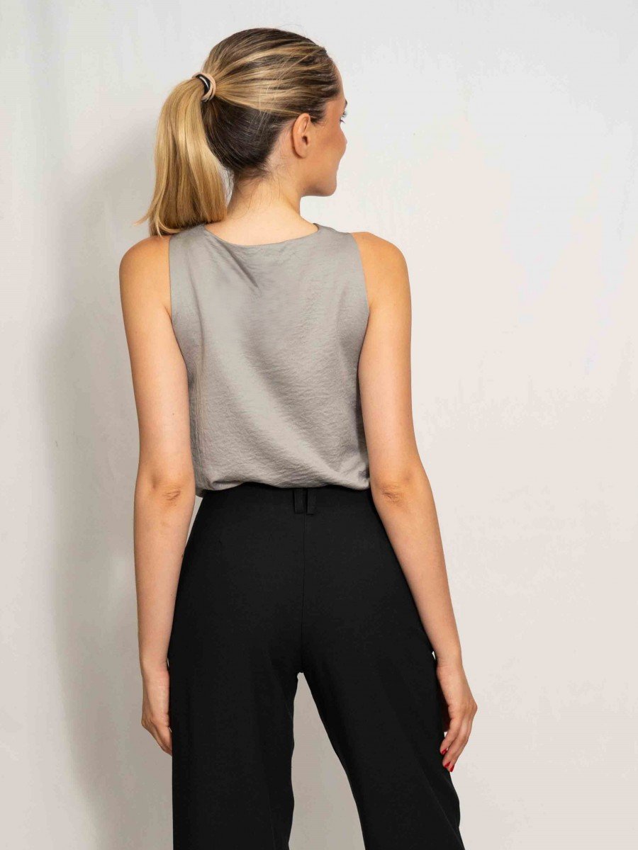 BLUSA ESCOTE CON TABLAS