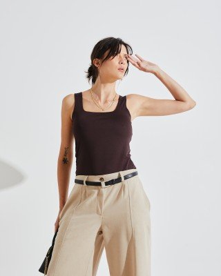 MUSCULOSA ESCOTE CUADRADO