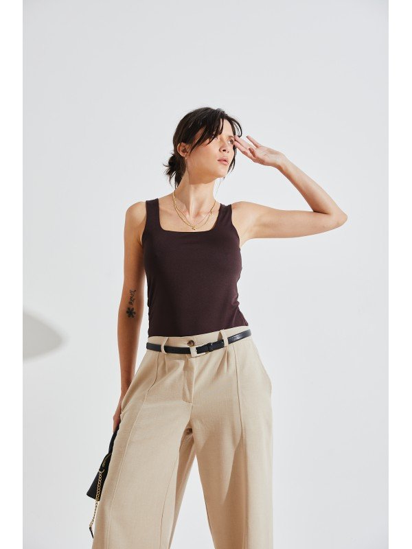 MUSCULOSA ESCOTE CUADRADO