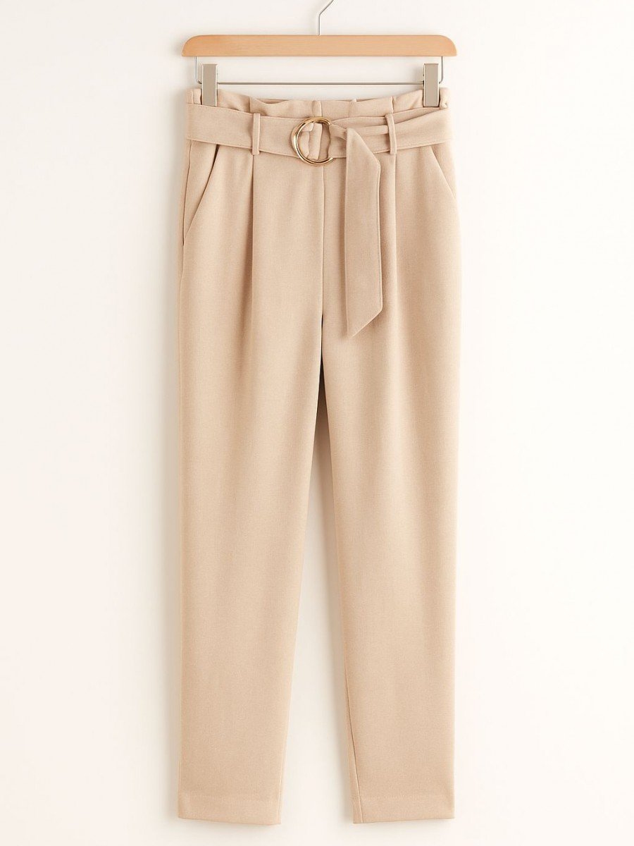 PANTALON CON CINTO Y HEBILLA