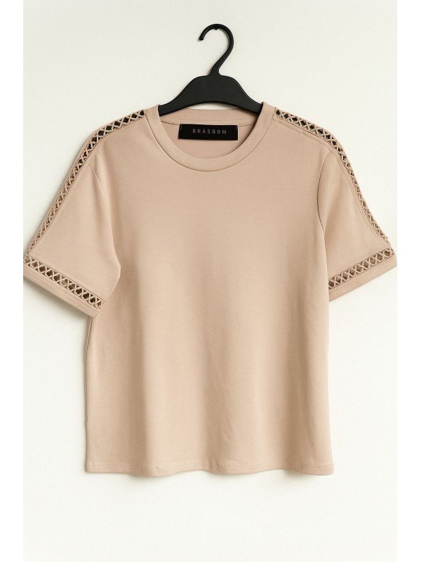 REMERA CON PUNTILLAS