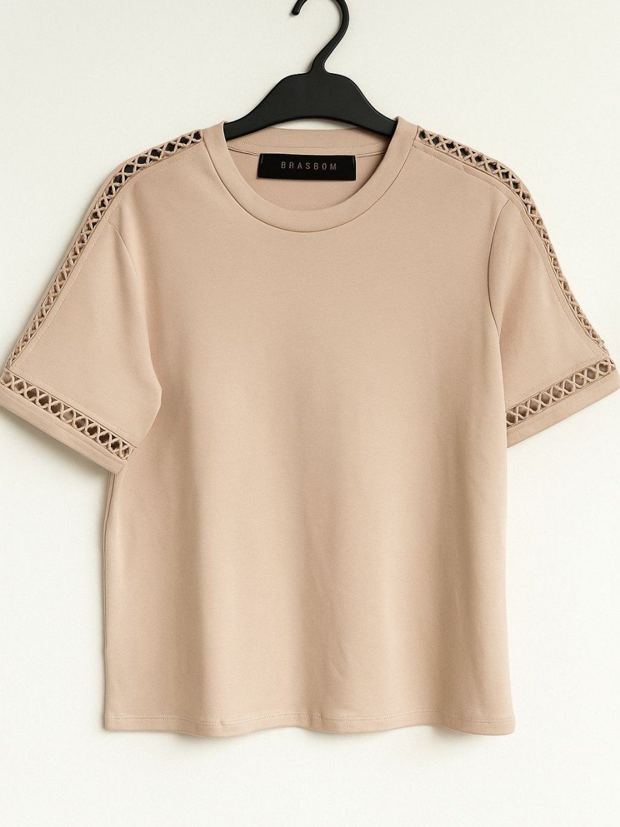 REMERA CON PUNTILLAS