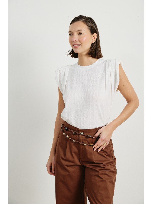 REMERA CON HOMBRERAS