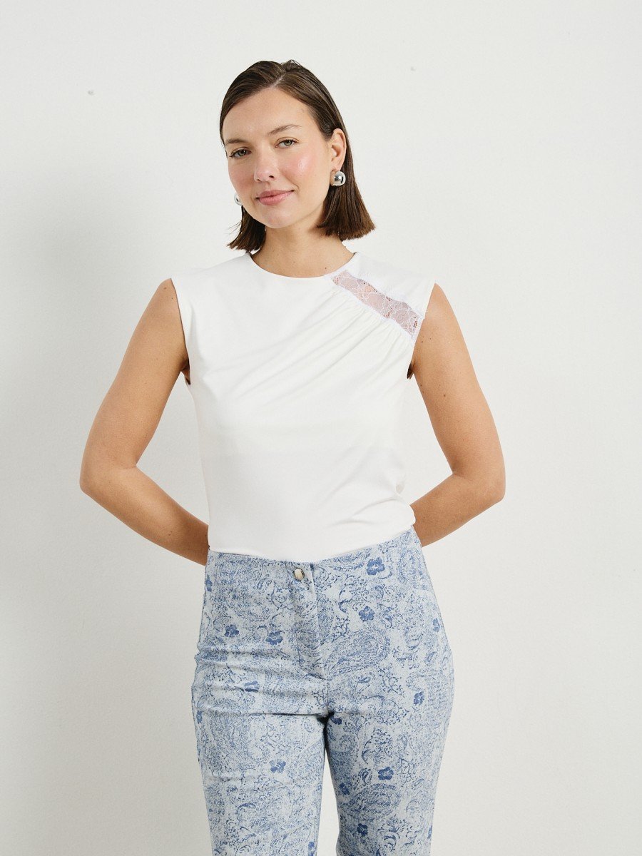REMERA CON ENCAJE