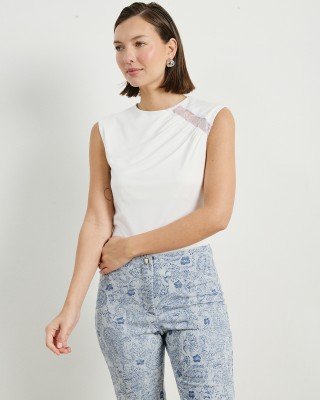 REMERA CON ENCAJE