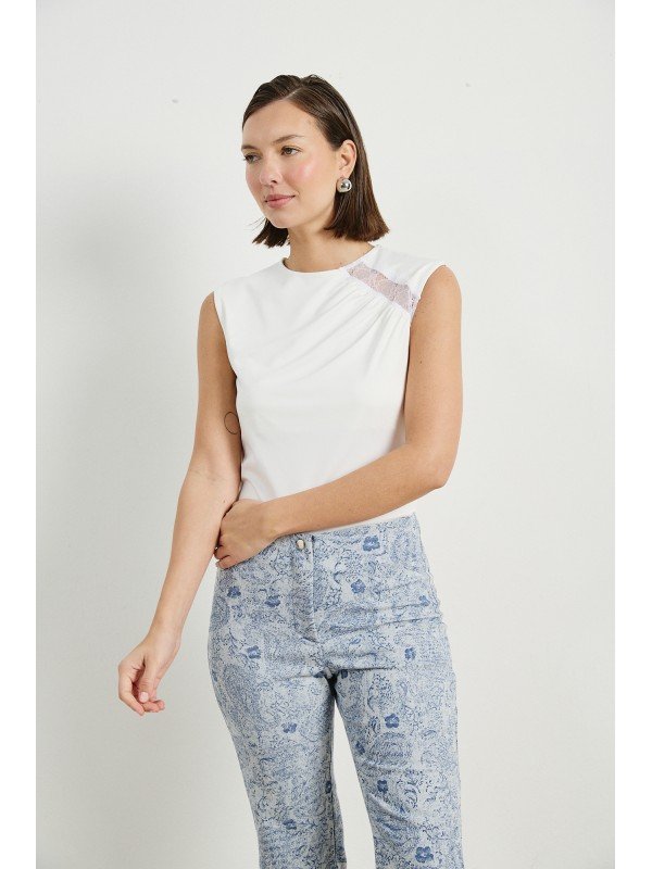 REMERA CON ENCAJE
