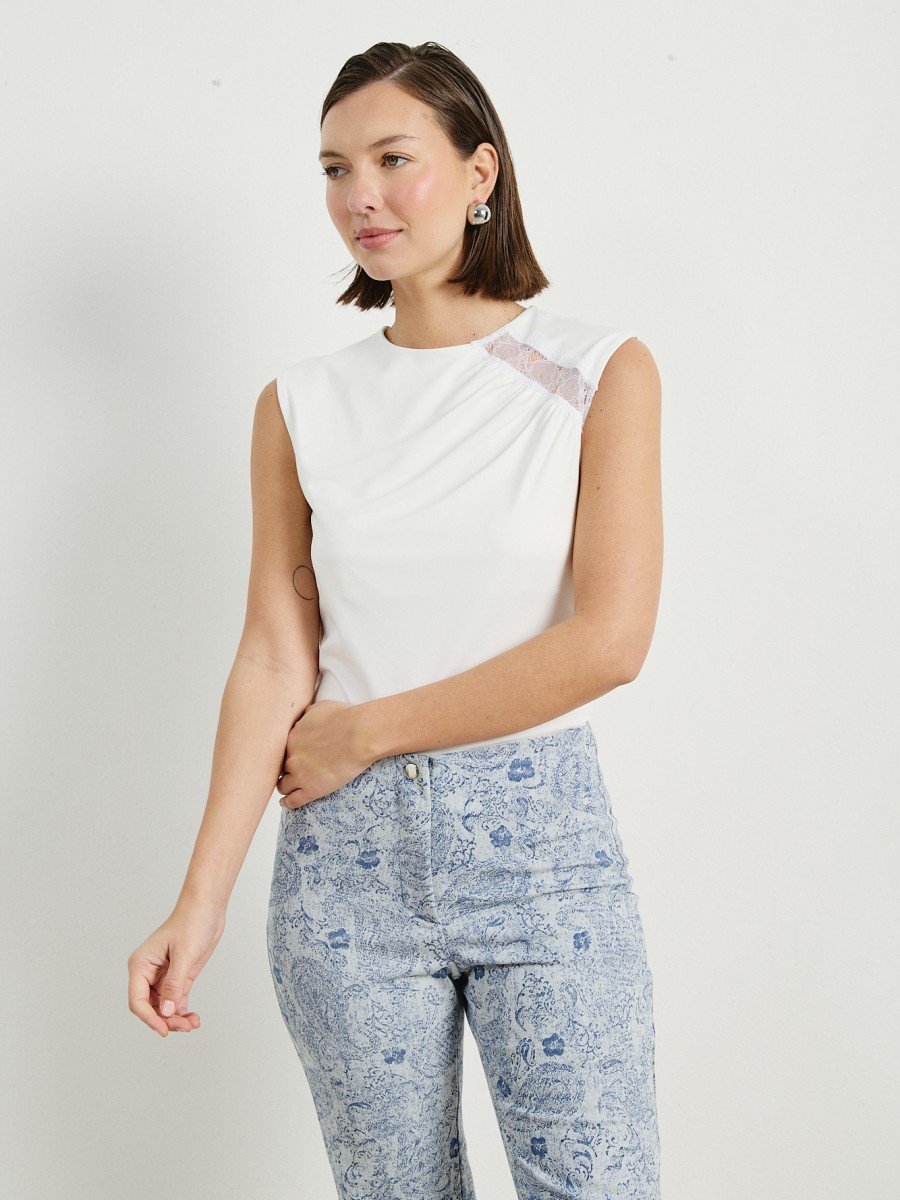 REMERA CON ENCAJE